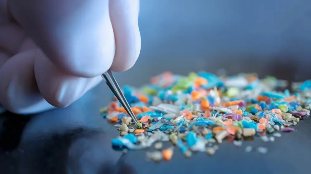 Istraživanje pokazalo da su vi&scaron;i nivoi plastike u krvi povezani sa srčanim udarom