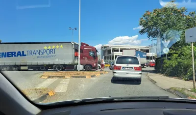 Sudar dva kamiona i automobila u Podgorici, stvorene kilometarske kolone