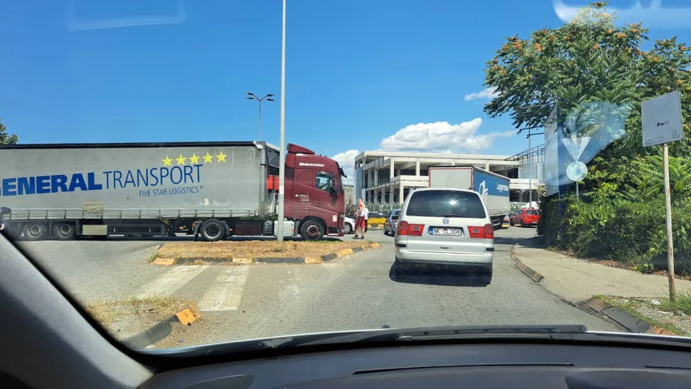 Sudar dva kamiona i automobila u Podgorici, stvorene kilometarske kolone