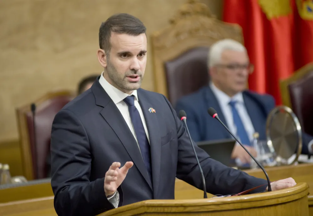 Premijerski sat i poslanička pitanja u subotu