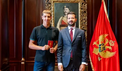 Milatović uručio paso&scaron; Marku Pavloviću: Crna Gora dobila pojačanje za budućnost vaterpola
