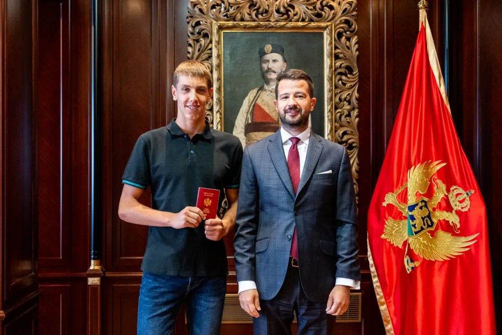 Milatović uručio paso&scaron; Marku Pavloviću: Crna Gora dobila pojačanje za budućnost vaterpola