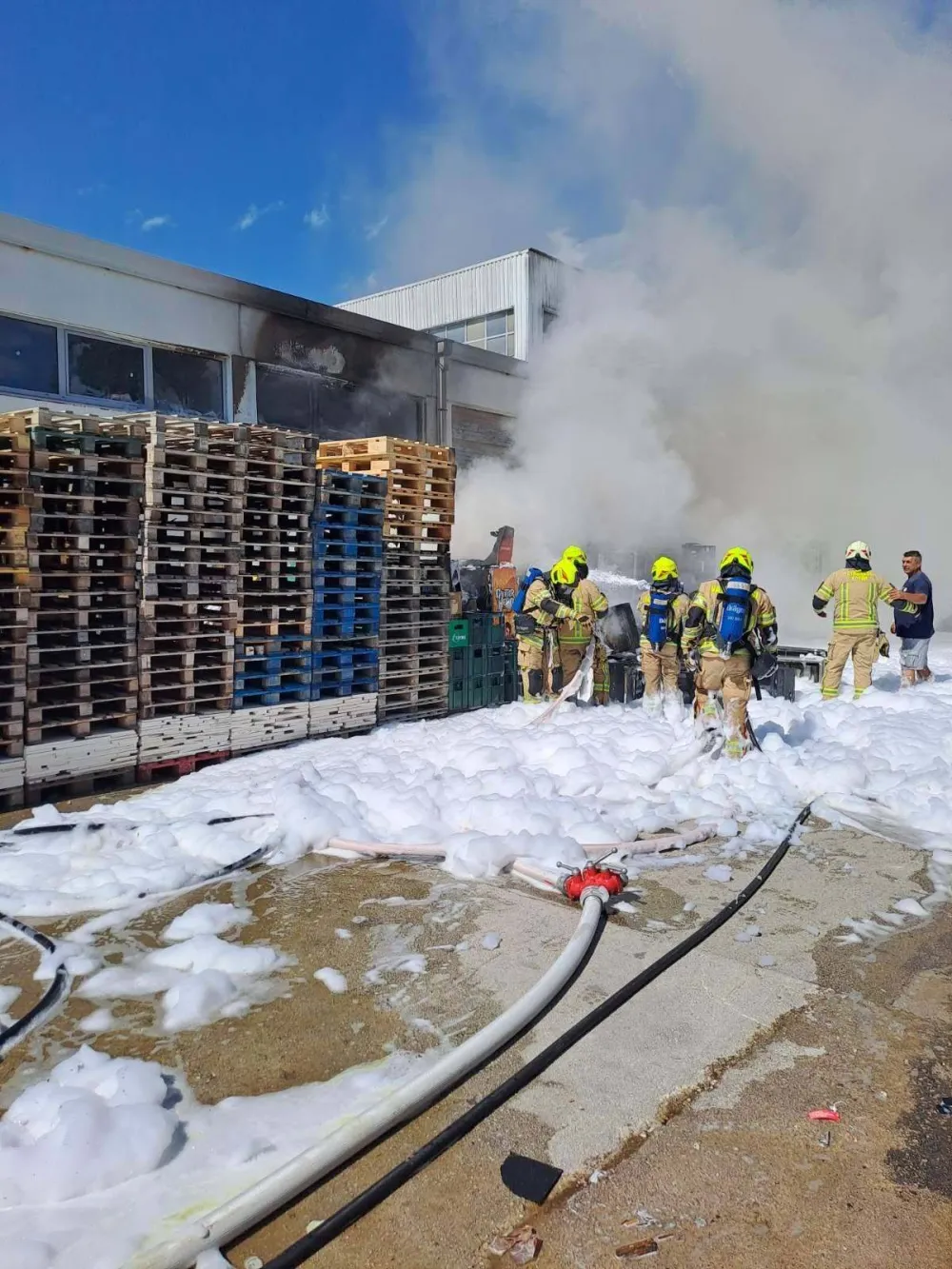 Kotor: Gorjele palete, gajbe, aparati, spriječeno &scaron;irenje vatre na skladi&scaron;te