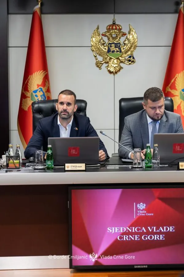 Rekonstrukcija vlade jo&scaron; uvijek na čekanju: Pritisak Brisela na Spajića ili politička partija &scaron;aha?