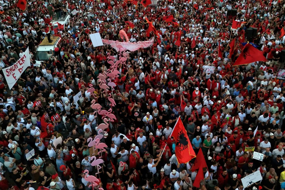 Haos u Tirani na protestu protiv projekta Trampovog zeta: Vodenim topovima i suzavcem na demonstrante