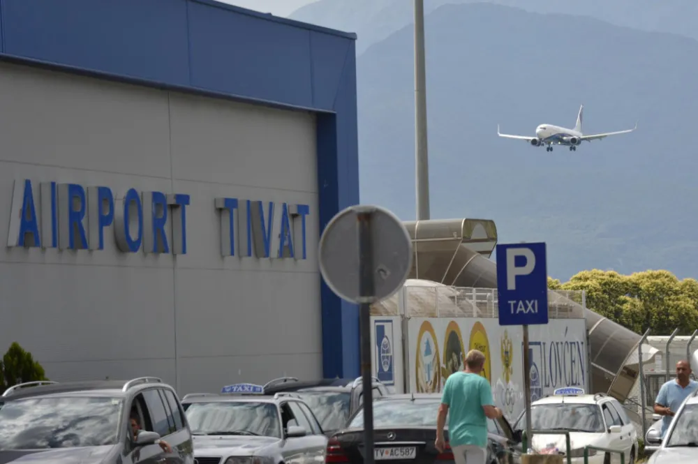 Avio-saobraćaj u Tivtu bio privremeno obustavljen zbog ogromnog prisustva ptica na pisti