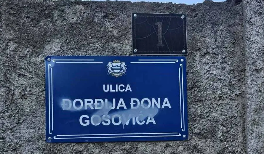 Oskrnavljen simbol sjećanja na pregaoca Đorđija Đona Go&scaron;ovića
