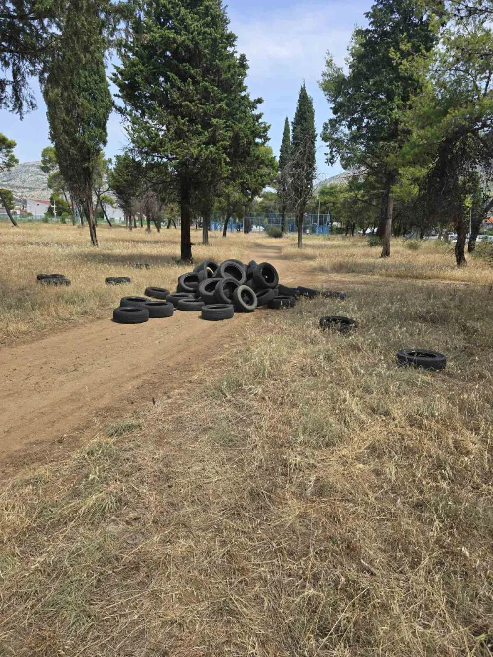 I parku na Murtovini deponija starih guma
