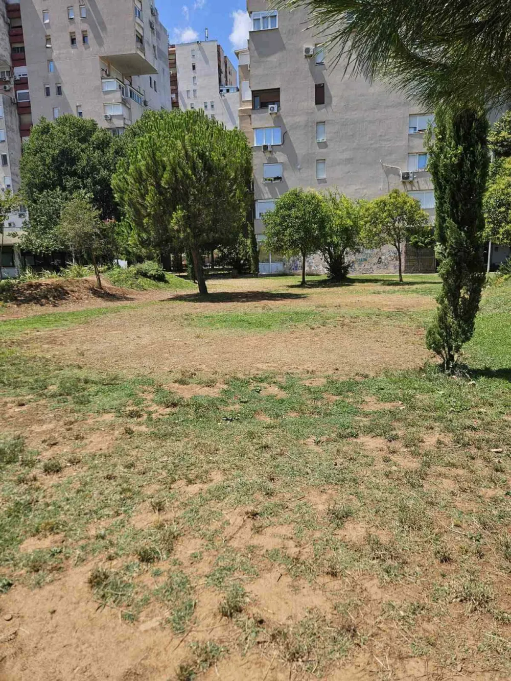Park u Bloku V pro&scaron;aran sprženim i zelenim krugovima: Nisu piktogrami, nego bunar ne radi