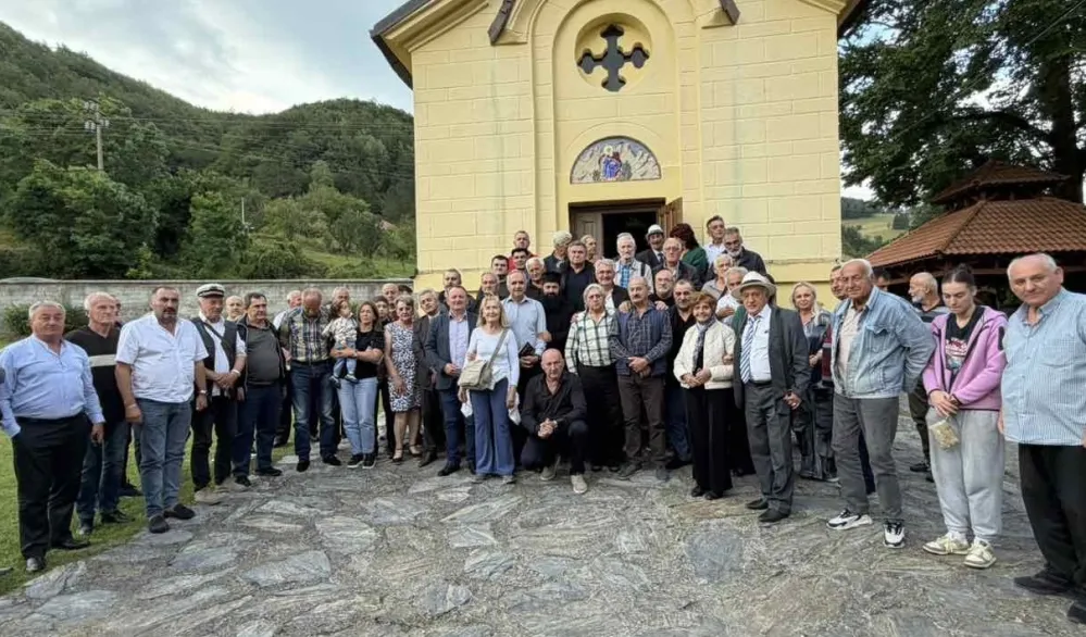 Učesnici ispred Manastira Zlate&scaron;