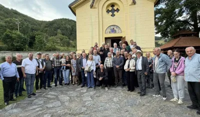 Učesnici ispred Manastira Zlate&scaron;