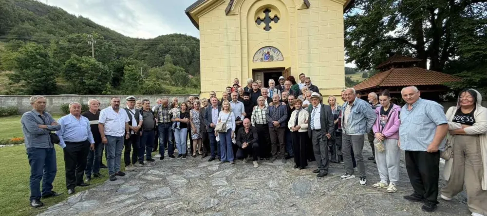 Učesnici ispred Manastira Zlate&scaron;