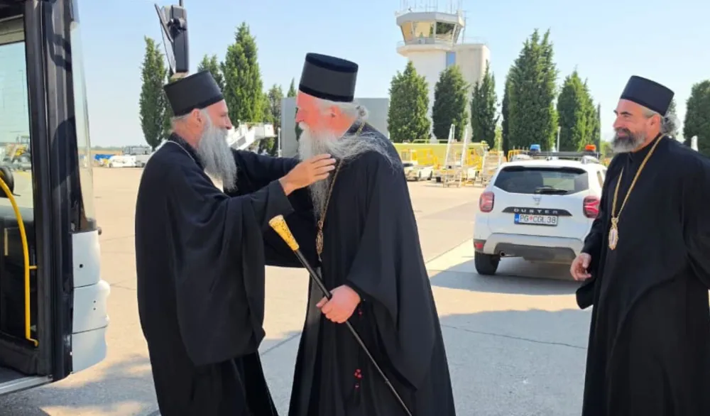 Patrijarha Porfirija na podgoričkom aerodromu dočekali mitropoliti Joanikije i Metodije