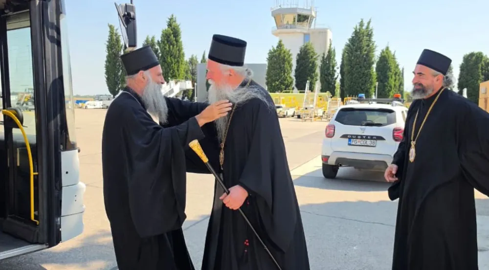 Patrijarha Porfirija na podgoričkom aerodromu dočekali mitropoliti Joanikije i Metodije