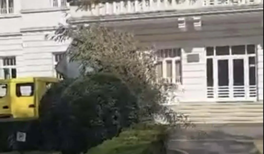 Otpad ispred zgrade Glavnog grada (ni)je dovezen na prepad