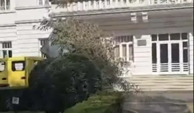 Otpad ispred zgrade Glavnog grada (ni)je dovezen na prepad