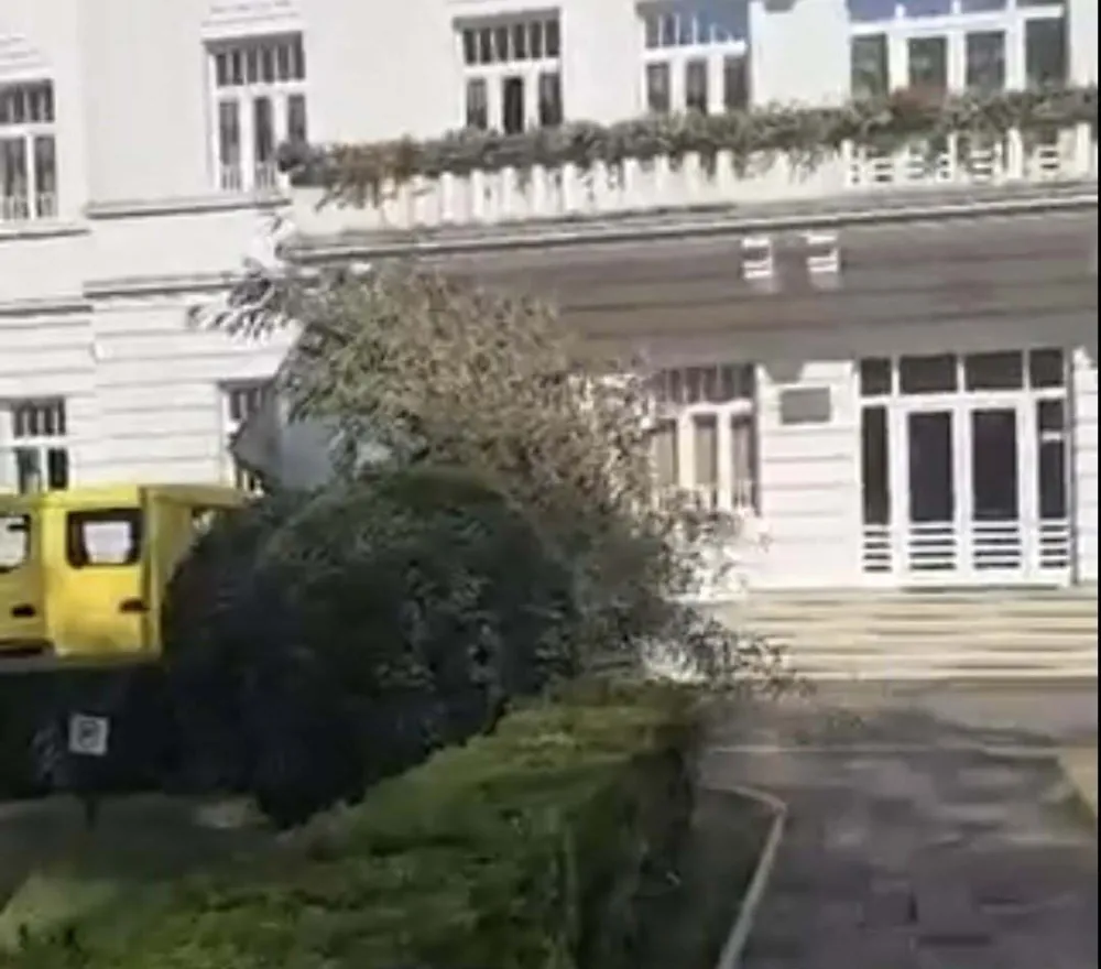 Otpad ispred zgrade Glavnog grada (ni)je dovezen na prepad