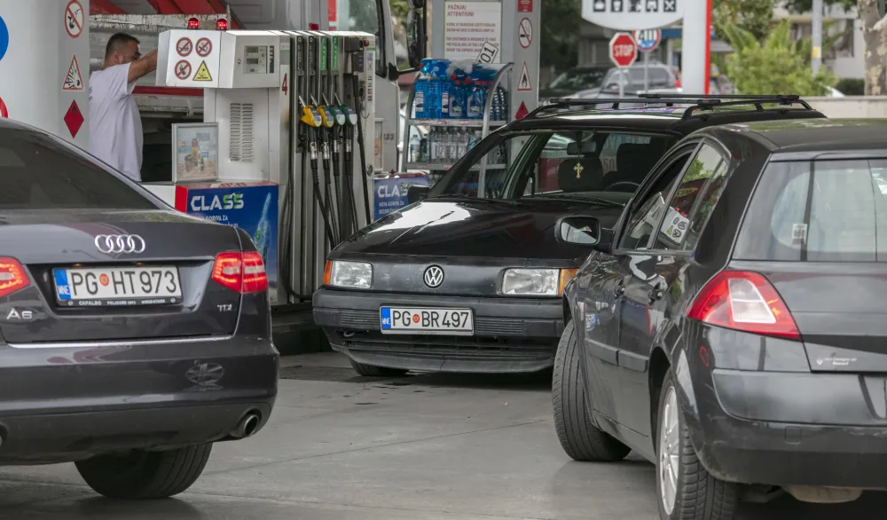 Privrednici, a i građani, bili su neprijatno iznenađeni: Ne mijenjaju se cijene goriva u minut do 12
