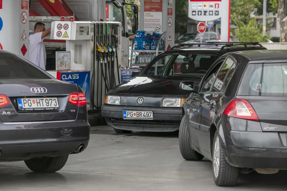 Privrednici, a i građani, bili su neprijatno iznenađeni: Ne mijenjaju se cijene goriva u minut do 12