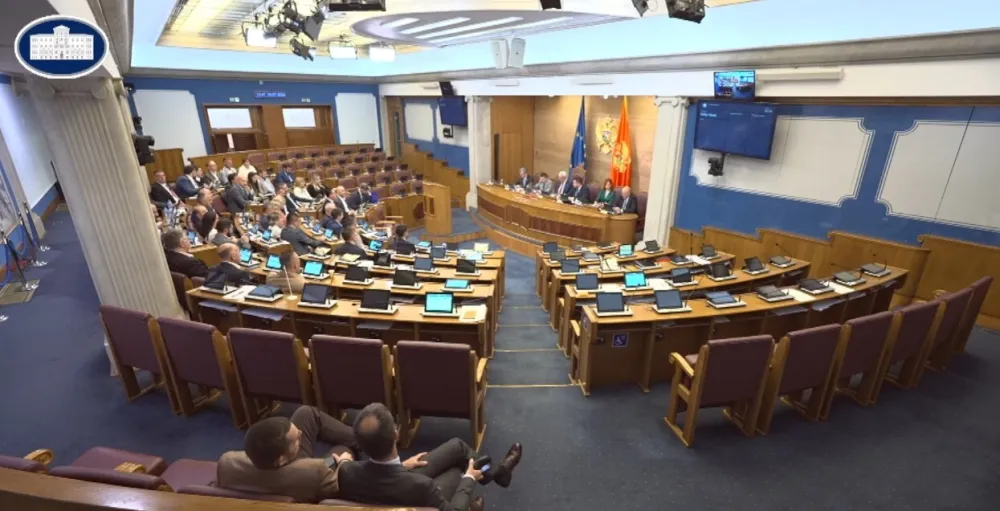 (VIDEO) Usvojen Zakon o obe&scaron;tećenju biv&scaron;ih radnika KAP-a