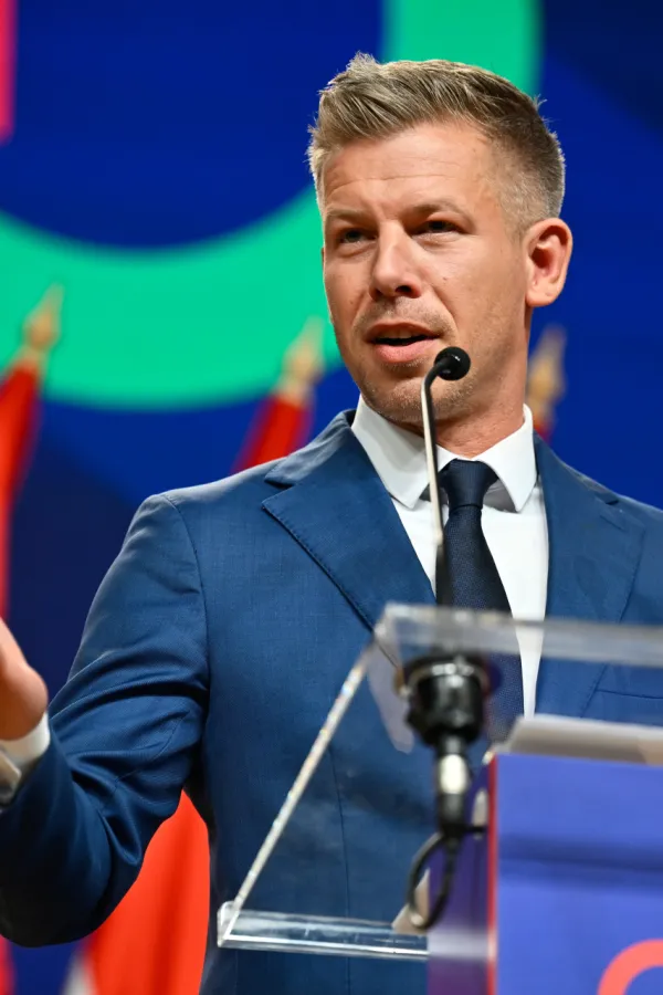 Peter Mađar na konferenciji za medije, u ponedjeljak, dan nakon istorijskih izbora