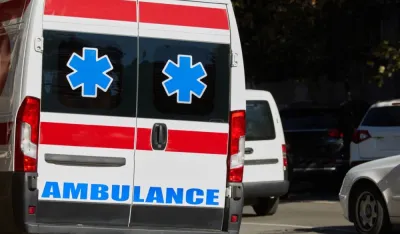 Te&scaron;ka nesreća u Rumuniji: Minibus sa fudbalerima Dinama udario u drvo, poginuo jedan član kluba