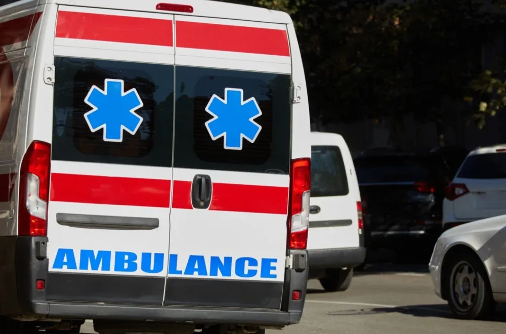 Te&scaron;ka nesreća u Rumuniji: Minibus sa fudbalerima Dinama udario u drvo, poginuo jedan član kluba