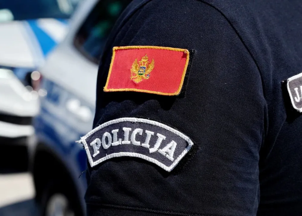 Podgorica: Automobil zavr&scaron;io na krovu, jedna osoba povrijeđena