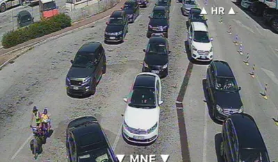 Haos na granici Hrvatske i Crne Gore: Kolone duže od 20 kilometara, mje&scaron;tani dijele vodu putnicima