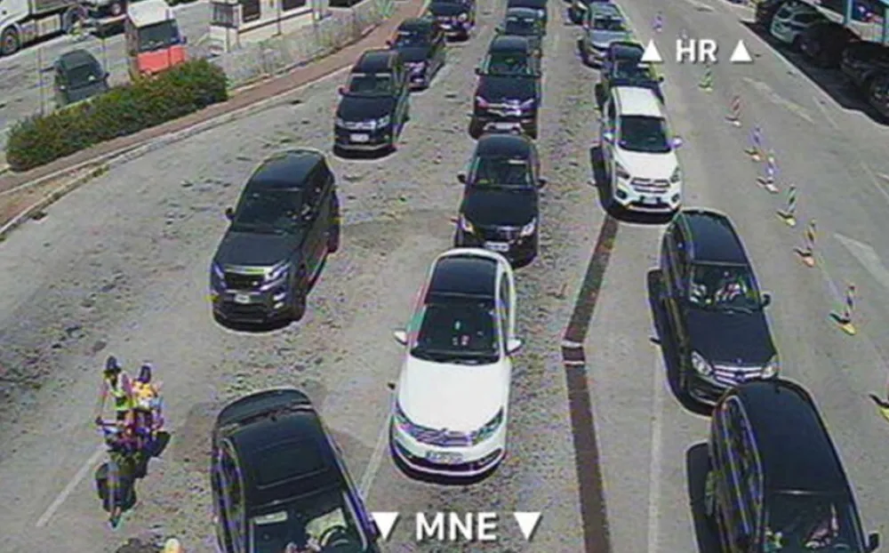 Haos na granici Hrvatske i Crne Gore: Kolone duže od 20 kilometara, mje&scaron;tani dijele vodu putnicima