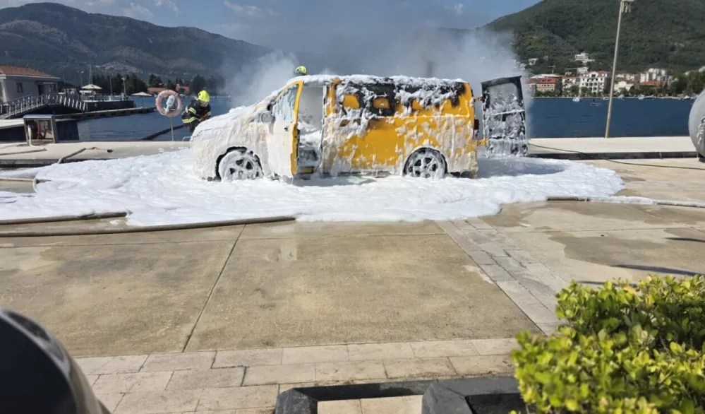 U marini Porto Montenegro izgorio kombi