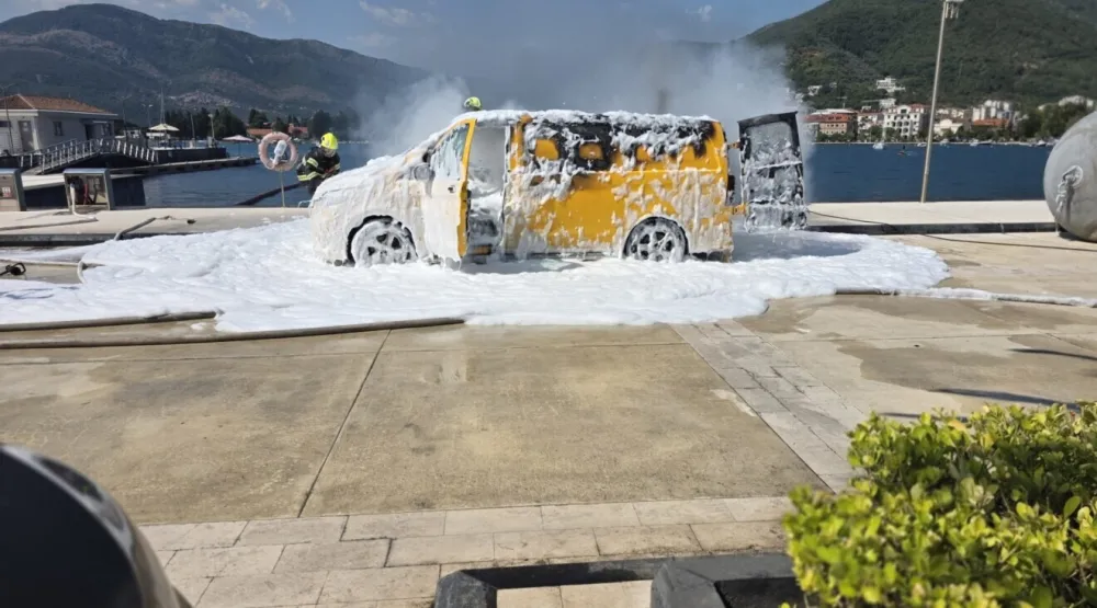 U marini Porto Montenegro izgorio kombi