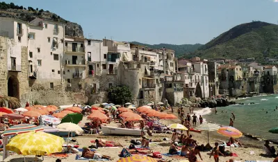 (VIDEO) Pometnja na plaži na Siciliji: Iz glisera pobacali skoro 700.000 eura u more, kupači pohrlili da skupljaju novčanice