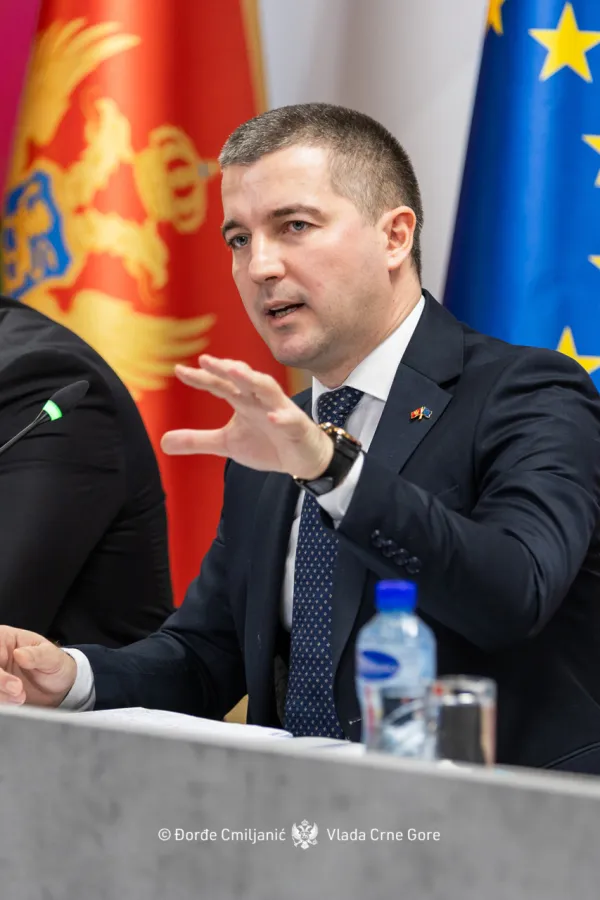 Bečić: Novim zakonima o vožnji i oružju &scaron;titimo djecu i omladinu
