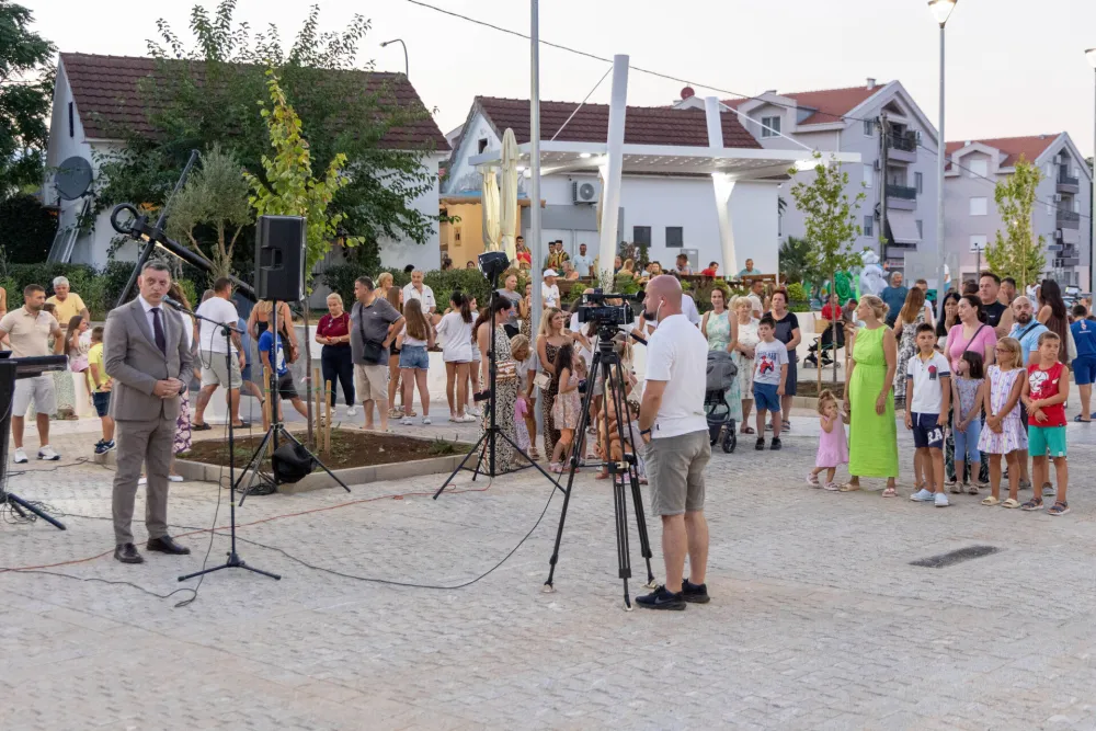 Op&scaron;tina Tivat: Kulturno-zabavnim programom otvoren rekonstruisani trg u Radovićima