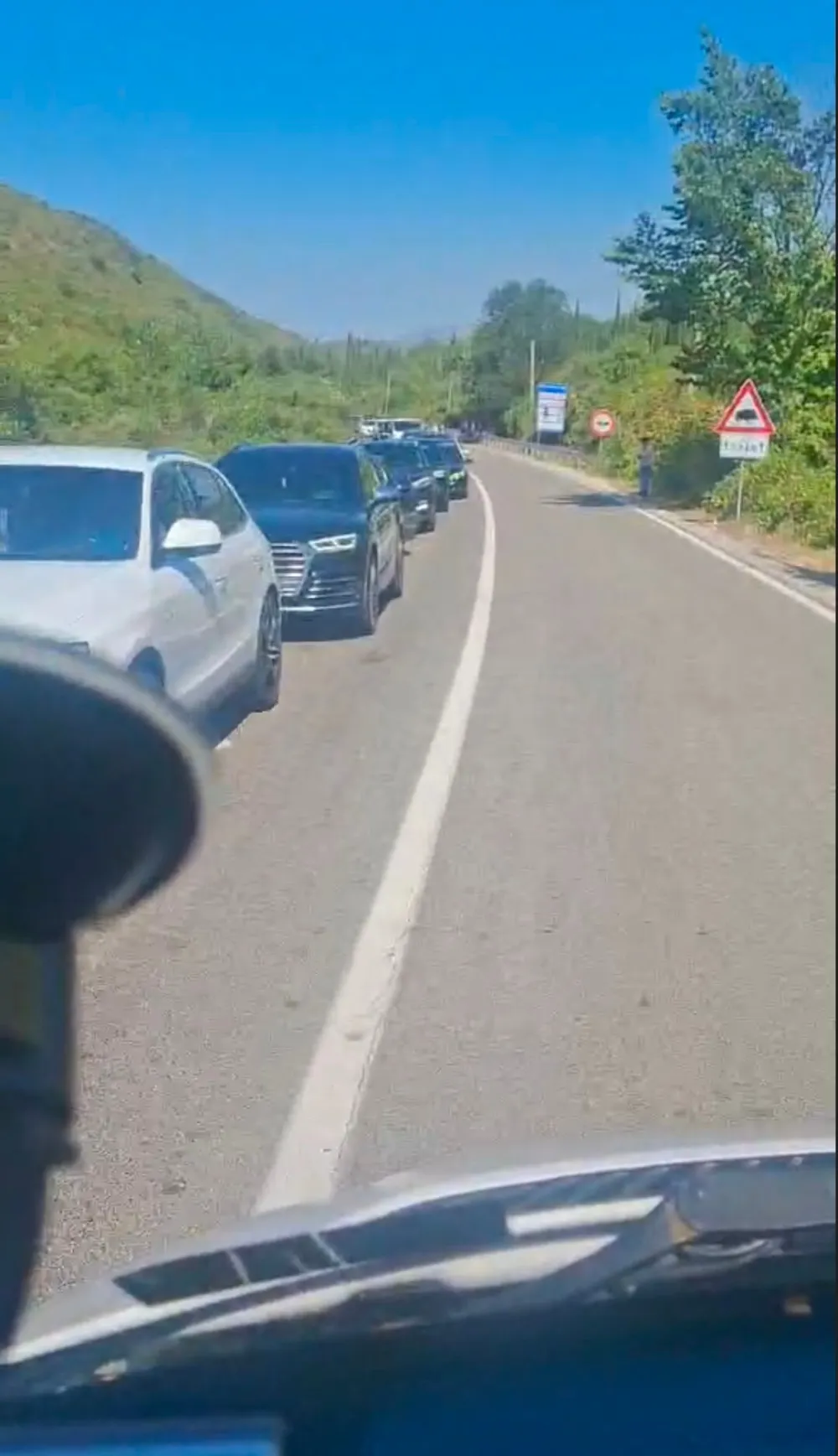 Kolaps na granicama i putevima u Crnoj Gori: U kilometarskim kolonama čekaju i po 12 sati