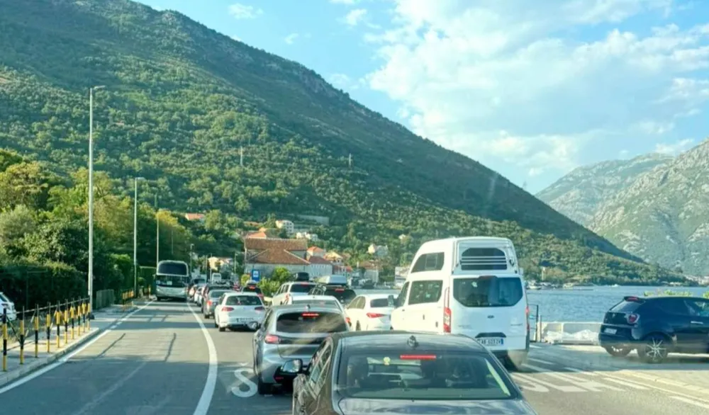 U kilometarskim kolonama čekaju i po 12 sati