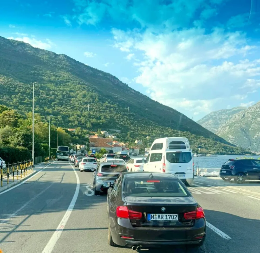 U kilometarskim kolonama čekaju i po 12 sati