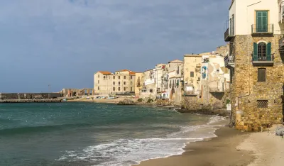 (VIDEO) Talasi na plažu izbacili vi&scaron;e od 700.000 eura: Ljudi utrčavali u more da skupe novac