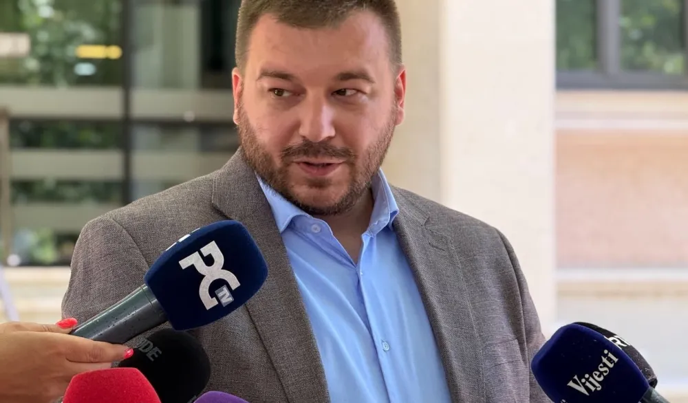Krstović: Đeljo&scaron;aja žuljaju granice Crne Gore, ali ne i fotelja potpredsjednika Vlade