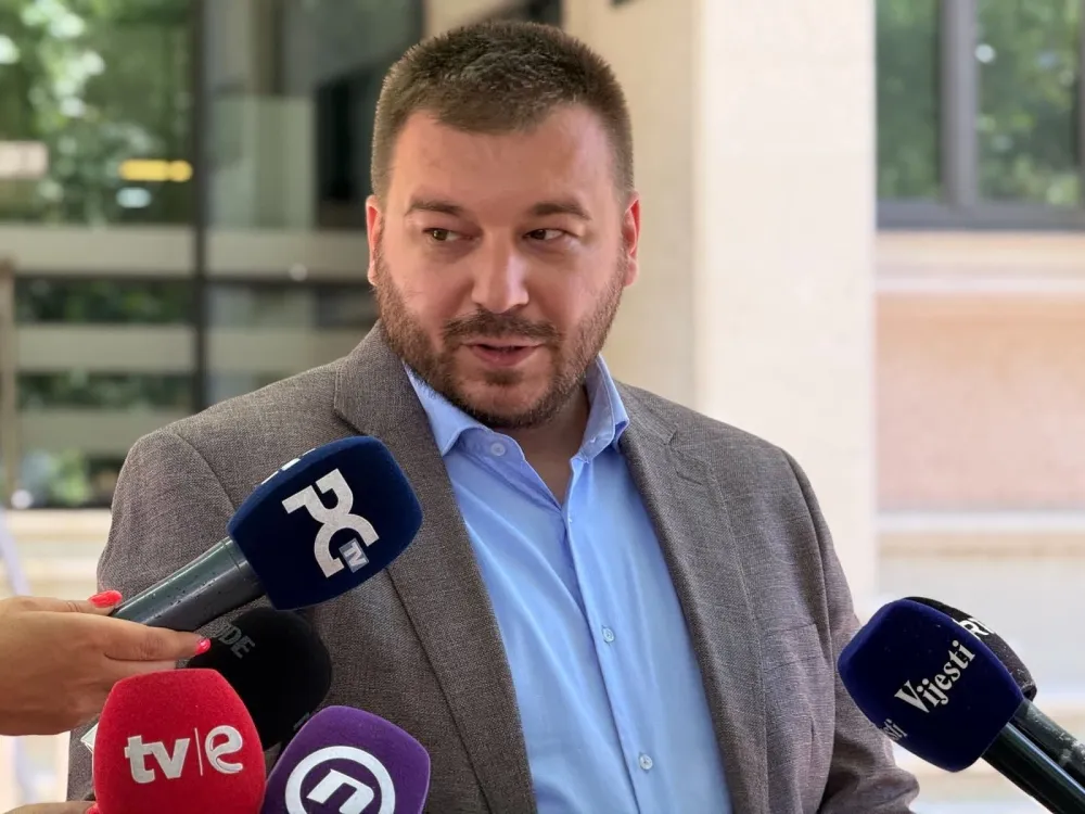 Krstović: Đeljo&scaron;aja žuljaju granice Crne Gore, ali ne i fotelja potpredsjednika Vlade