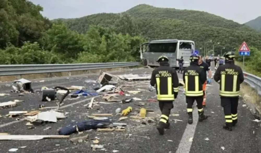 Stravična nesreća u Italiji: Kamper se zakucao u turistički autobus, &scaron;estoro mrtvih