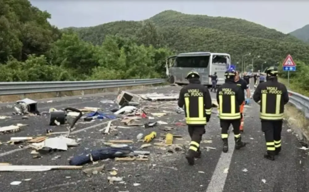 Stravična nesreća u Italiji: Kamper se zakucao u turistički autobus, &scaron;estoro mrtvih