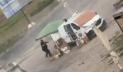 (VIDEO) Ruski dron jurio ukrajinskog prodavca u napadu nalik "ljudskom safariju"