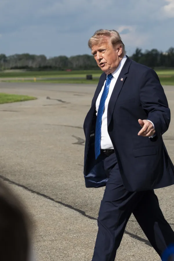 Predsjednik Donald Tramp izlazi iz aviona Air Force One u Moristaunu, u Nju Džersiju, 31. jula 2026. Stručnjaci kažu da je Teheran pro&scaron;irivanjem prostora sukoba u regionu poslao upozorenje o opasnostima &scaron;irenja rata. 