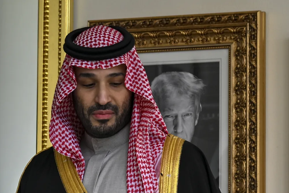 Prestolonasljednik Mohamed bin Salman ispred portreta predsjednika Donalda Trampa u Bijeloj kući u Va&scaron;ingtonu, 18. novembra 2025. Stručnjaci kažu da je Teheran pro&scaron;irivanjem prostora sukoba u regionu poslao upozorenje o opasnostima &scaron;irenja rata.