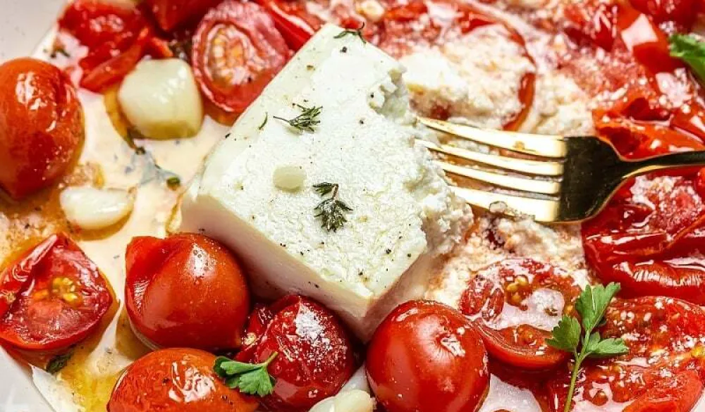 Pasta s fetom i čeri paradajzom je lagan i jednostavan obrok za svaki dan
