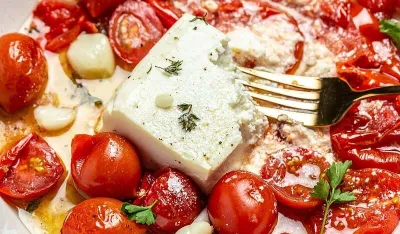 Pasta s fetom i čeri paradajzom je lagan i jednostavan obrok za svaki dan