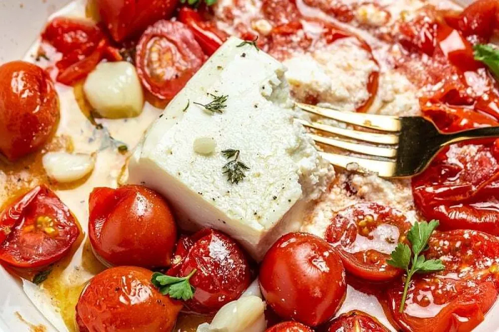 Pasta s fetom i čeri paradajzom je lagan i jednostavan obrok za svaki dan