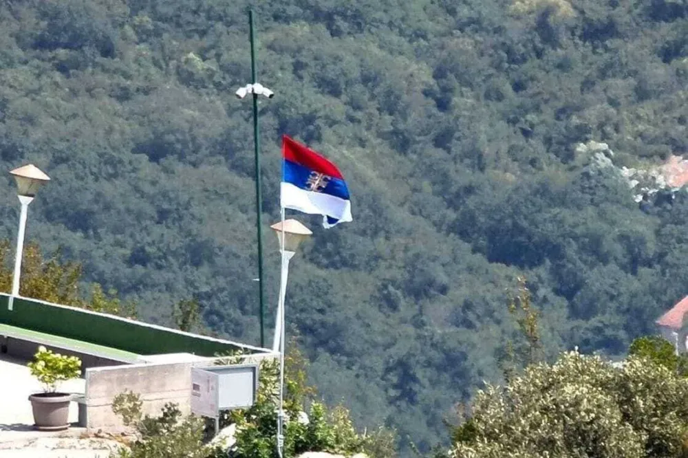 Na teritoriji Crne Gore istaknuta srpska zastava